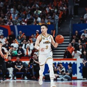 九游娱乐-郭艾伦休赛期玩综艺曾遭质疑 赵继伟赛季期间拍广告为何无热议？